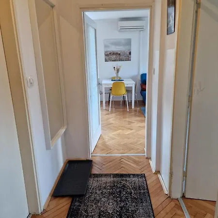 Lovely With Free Parking Apartment