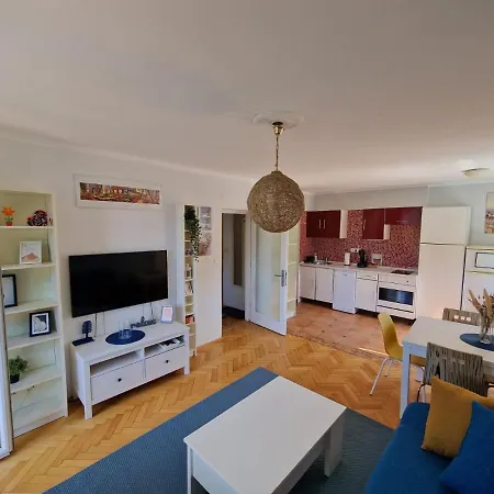 Apartment Lovely With Free Parking *