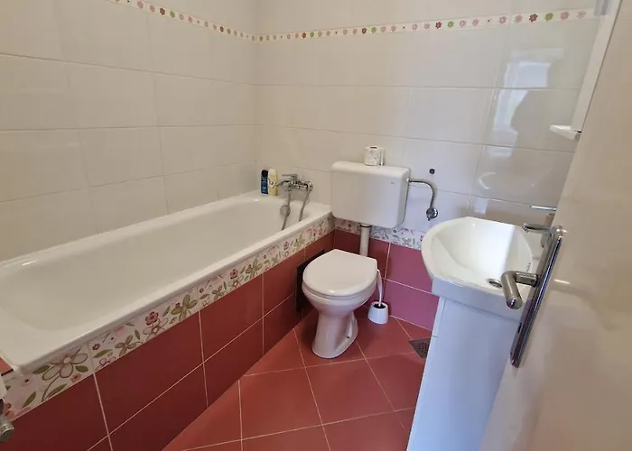 Lovely With Free Parking